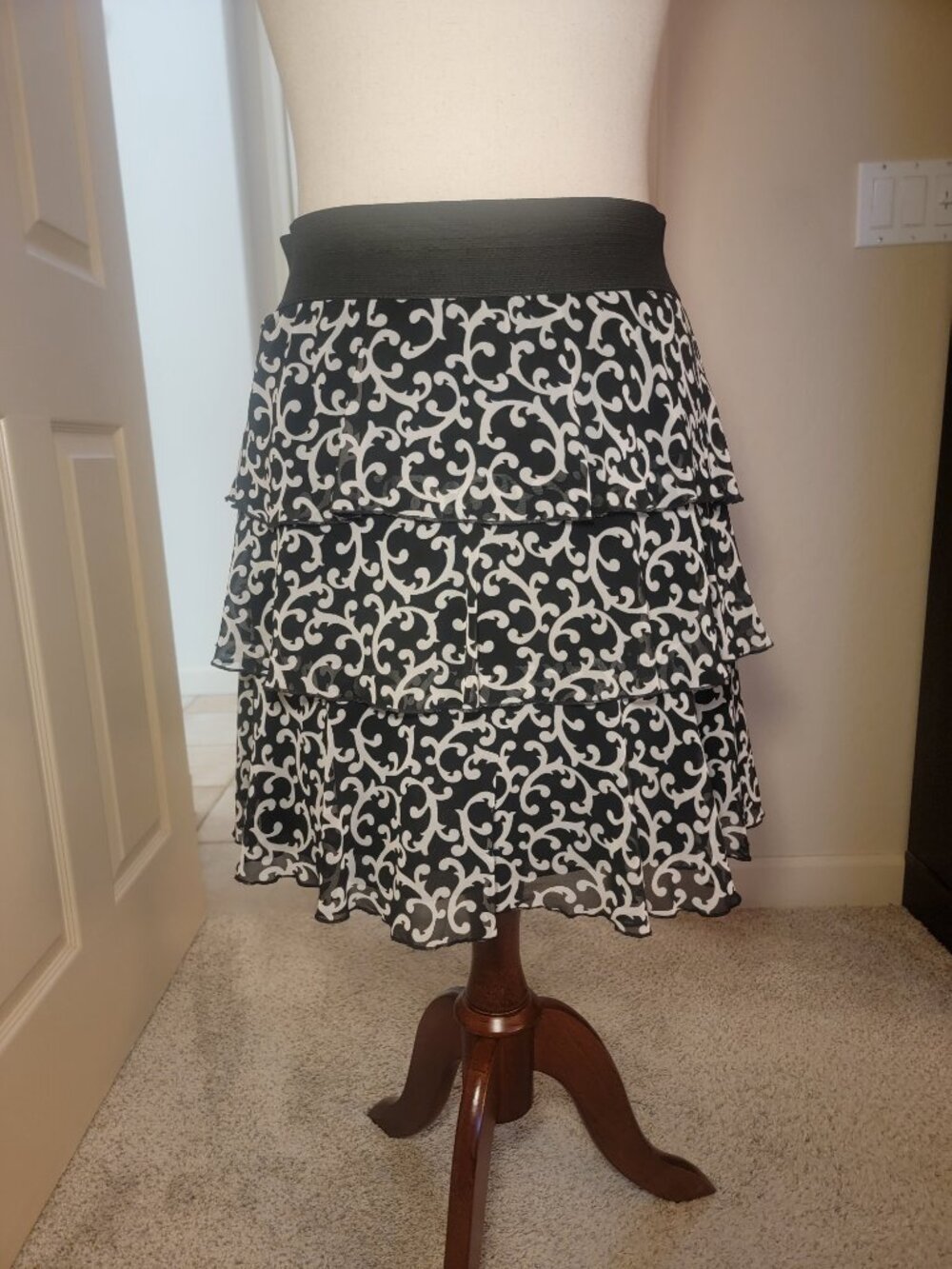 WHITE HOUSE BLACK MARKET, RUFFLED LAYERED BLACK & WHITE SKIRT M,  ELASTIC WAIST
